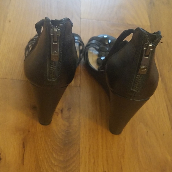 Vince Camuto Beaded wedge sandals - Picture 5 of 6